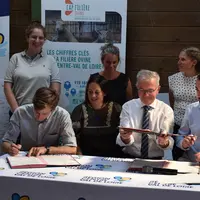 De gauche à droite au premier plan : Xavier de Laage, François Bonneau (président de la région Centre-Val de Loire) et Eloi Canon, lors de la signatur