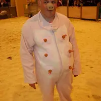Les collègues de travail de Noël Jamet ont détecté son talent. Après avoir entendu ses imitations, ils l’ont inscrit au concours du cri du cochon de V