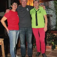 Madette, Bertrand et Catherine, les piliers de l’organisation « Le relais du marathon pour la vie » ont revêtu les t-shirts des précédentes éditions,