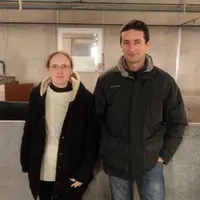 Jean-Philippe Menant,
du Gaec de la Roirie, avec Géraldine Maury, salariée de l’élevage.