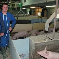Chez Denis Guillot (à droite), la rénovation du pré-engraissement a été la pièce angulaire de l'amélioration des performances sevrage-vente.