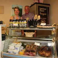 Eleveurs de porcs à Montcaret en Dordogne, Jacques et Godelive Van der Horst commercialisent dans leur magasin du Jambon Noir du Périgord, en co