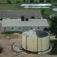 Le réacteur de 600 m3 de la SCEA La Richardière a été construit à l'emplacement d'une ancienne fosse à lisier, au milieu des bâtiments d'élevage.