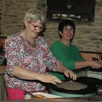 Les anciens bâtiments de la ferme aménagés en cuisine et vaste salle de reception permettent les diverses activités proposées par Madette et Catherine