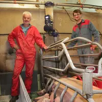 Philippe Gicquel (à gauche) et Christophe Normand, son salarié. « Grâce au fractionnement des apports et à la distribution à la demande, il n’y a jama