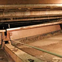 Les déjections issues d'un raclage en V présentent un potentiel méthanogène plus élevé que du lisier stocké en préfosses. © D. Poilvet