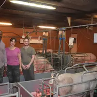 L’équipe des salariés de l’élevage SA Eurotruie: Patrick Ngae, Phanny Ledain, et Jason Couillart. « « À partir de deux semaines d’âge, les porcelets a