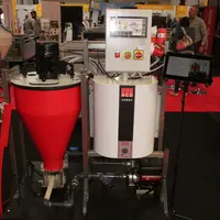 La machine à lait se branche sur le circuit d'abreuvement des porcelets. © D. Poilvet