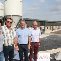 Corinne et Joël Ferrand (à gauche) avec Patrick Le Foll, directeur de Fipso, et Éric Barrère, responsable développement Fipso. "So’Porc est un outil d