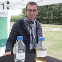 Bertrand convers montre l’échantillon de l’urine débarrassée de l’ammoniac (à droite), exempt de matières en suspensions et pouvant être épandu par un