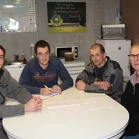 Mathieu Auger,  Clément Grannec et Mickaël Guéguen aux côtés de Jean-Lou Le Gall (à droite). « Ces cases de plus grande surface sont aussi plus en pha