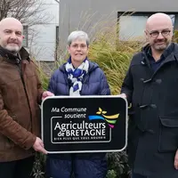 Danièle Even, présidente d'Agriculteurs de Bretagne, entourée de Benoît Quero (à gauche), maire de Pluméliau-Bieuzy dans le Morbihan et de Philippe Le
