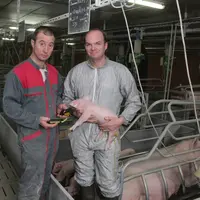 Christophe Battas (à droite), et Jean-Charles Cantin, éleveur à Maroué. « L'identification RFID des porcelets permet de gérer un historique de traitem