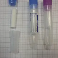 Les tampons à mâcher sont vendus avec un tube spécifique pour centrifuger le prélèvement avant congélation. © Ifip