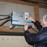 L'éleveur paramètre les durées de brumisation et de repos directement sur le coffret Hydrobrume.  © D. Poilvet