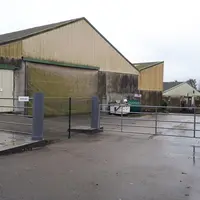 La zone d'élevage est délimitée par une clôture et des portails. © EARL Le Hir Armand