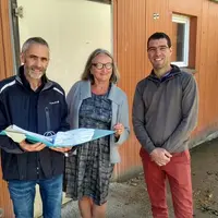 Marc Simoen (à gauche) et Boris Mousset, éleveurs, avec Brigitte Badouard, de l’ifip. Les éleveurs du CCC analysent une fois par an leurs résultats te
