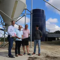 De gauche à droite : Pierre-Yves Le Plénier et Jérôme Autret, responsable service GTE et responsable technique Porc Armor évolution, Serge Vallais, SC