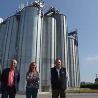 De gauche à droite : Yves Nicolas (Eureden),Stéphane Deleau (Valorex), Alexandra Klouytten et Henri Tromelin (Tromelin nutrition).La nouvelle usine Tr