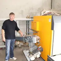 Gilles Le Douget a investi dans une chaudière au bois de 130 kW qui fonctionne avec des plaquettes bois issues des haies de son exploitation. © D. Poi