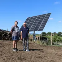 Olivier et Arnaud Garay, à Orègue au Pays Basque, ont investi dans un tracker de 117 m2 qui a produit 40 000 kWh en 2019. © D. Poilvet