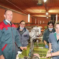 Pierre-Yves Nogues, responsable gestante du naissage associatif de Porcs Lanvaux (à gauche, avec Romane, Dulce et Constance). « Chacun met de l’eau da
