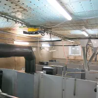 Dans l’installation expérimentale de l’Ifip, l’air vicié est acheminé par une extraction basse vers un mini-laveur (conduit au premier plan) jusqu’à 3