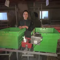 Floriane, salariée en maternité à l'EARL du Domaine, apprécie l'ergonimie du chariot de soins © P. Trucheau