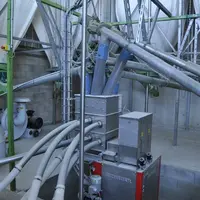 L’unité de fabrication de l’aliment : les matières premières broyées sont transportées à sec et mélangées avec l’eau juste avant l’auge. © B. Griffoul