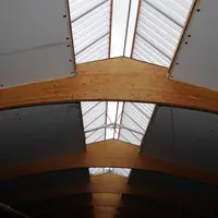Le lanterneau lumineux est ouvert sur toute la longueur de la salle, permettant un débit d'extraction de l'air  jusqu'à 100 m3 par porc/ par heure.