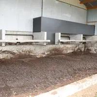 La fraction solide des déjections est stockée à l'une des extrémités des bâtiments. La gaine d'entrée d'air est reliée à un caisson permettant une pri