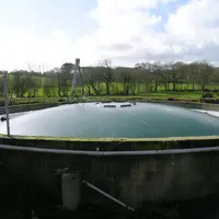 La production de biogaz dans les fosses à isier est stimulée par un apport régulier de lisier frais.