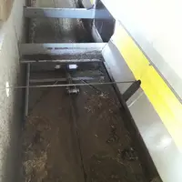 Le raclage à plat permet une évacuation fréquente des déjections, mais sans séparation de phase.