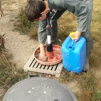 L’augette est nettoyée à l’eau claire avant chaque utilisation.