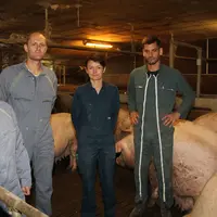 Nicolas Troadec et les deux salariés Sandrine Roué et Yannick Kerneis, accompagnés de Danièle Autret, vétérinaire de la Société vétérinaire d’Iroise (