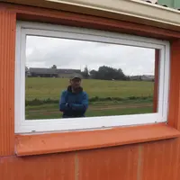 Le film de protection posé sur la fenêtre réfléchit les UV et limite le réchauffement des salles en plein été.