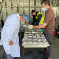 Les futurs opérateurs passent un test de découverte avec plusieurs odeurs à identifier, dont celles du scatol et de l’androsténone.