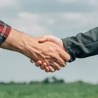 Le contrat qui fixe les modalités de prix, de volume et  de durée  sera établi  entre l'éleveur et l'abatteur.