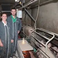 Romain Prodé et Jeanne Guinard, sa salariée utilisent à la fois des solutions vaccinales et des produits alternatifs aux antibiotiques  pour maîtriser