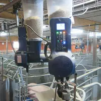 L’automate Gestal avec les deux trémies et l’interface de pilotage de l’aliment et du chauffage.