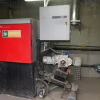 La chaudière de 100 kW est reliée à trois circuits d'eau chaude. La chaleur est distribuée par des plaques chauffantes (maternité) et des aérothermes.