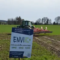 Des pancartes, apposées en bout de champ, expliquent le mode de production.
