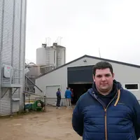 Jonathan Aubry, du Gaec Porcs Joly a investi dans une cellule à blé de 414 tonnes et a construit un local soupe en tôle et bardage isolés.