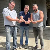 Anthony, Ludovic et Fabien Bourbon, les trois jeunes associés du Gaec du Bertrand. «Notre stratégie a toujours été de privilégier l’autonomie alimenta