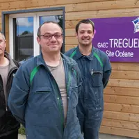 Julien Tréguer, entouré de ses frères Romain (à gauche) et de Benjamin en charge du site repris. « Diversifier l’exploitation avec un atelier naissage