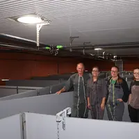 Véronique et Thierry Lebert avec Julie leur fille et Perrine Thévenin, salariée de l’élevage. « En journée, nous n’avons pas besoin d’allumer les lumi