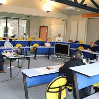La formation management est aussi un lieu de rencontre pour les participants qui échangent sur leur vécu et sur leurs objectifs.