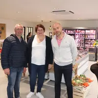 Cyril et Marina Montier, et Vincent Lenoir. « Nous proposons à nos clients des viandes et des charcuteries en direct de notre coopérative. »