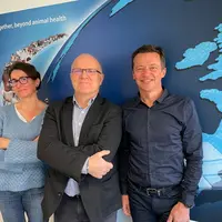Alain Schrumpf, directeur de Ceva Biovac entouré de Stéphanie Castagnos et d’Éric Lewandowski, respectivement en charge du support technique en volail