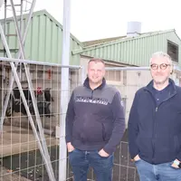 Jérémy Damany, avec son vétérinaire sanitaire, Claudio Trombani. «Les actions mises en place dans le cadre de la prévention contre la FPA complètent l
